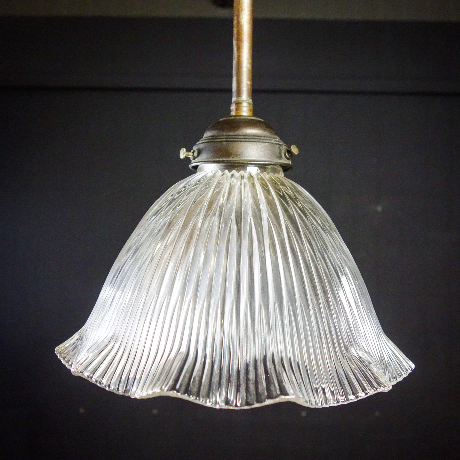 kroon Cadeau Stoel Antieke hanglamp - Holophane Stijl - Jaren 20 - Assortiment - Vivre  Interieur Authentique