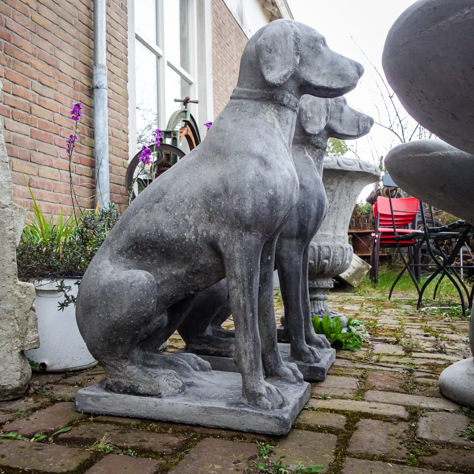 club Ruimteschip Kom langs om het te weten Decoratieve Betonnen Tuinbeelden – Honden - Assortiment - Vivre Interieur  Authentique